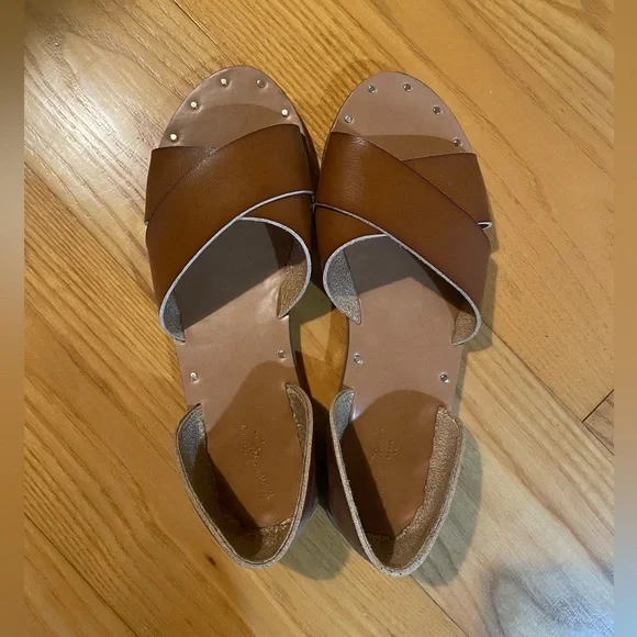 Universal Thread sandals, size 8 1/2. - Picture 4 of 5